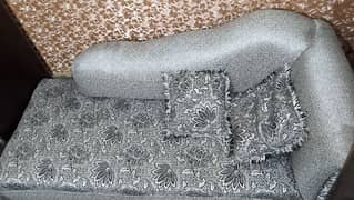 sethi dewan with 2 cushion
