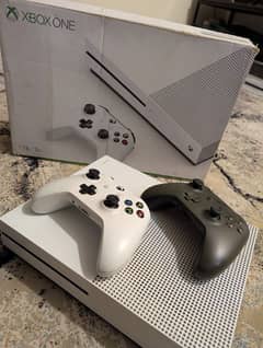 Xbox one S 1tb with 2 Controllers