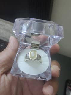 Natural Yellow sapphire certified with GGI