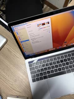 MacBook Pro 2017 13” Core i7 16/1TB SSD TOUCH ID TOUCH BAR NEAT N CLEA