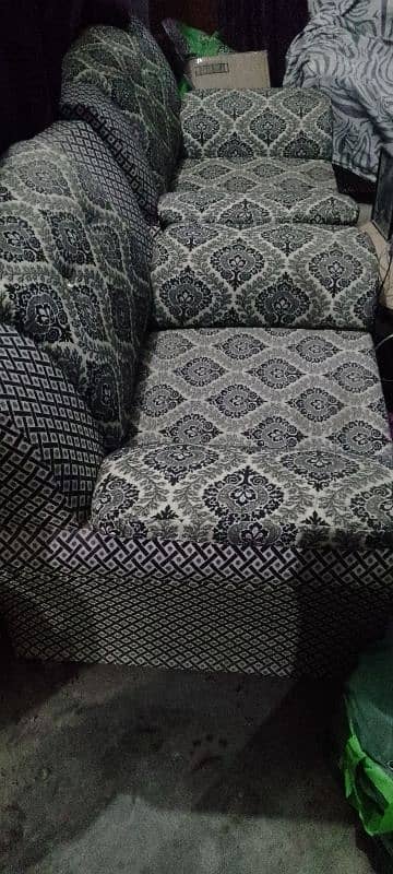 seven seater sofa in good condition without use. 5