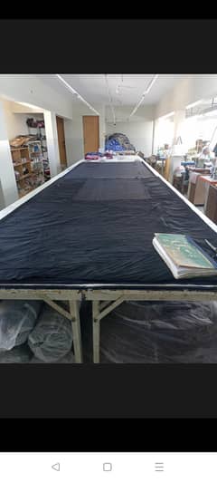 Garment cutting table