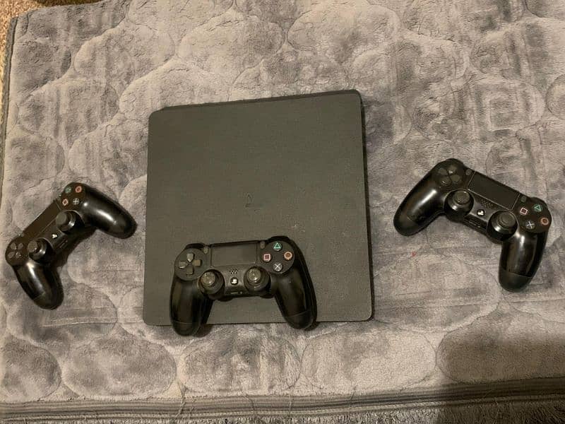 PlayStation 4 (Mint Condition) with 4 Controllers 4