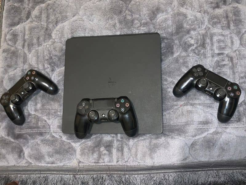 PlayStation 4 (Mint Condition) with 4 Controllers 7