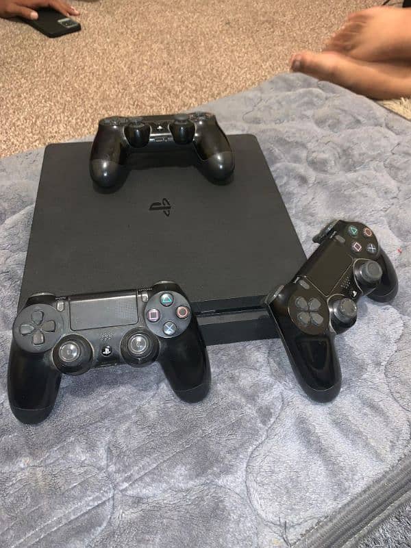 PlayStation 4 (Mint Condition) with 4 Controllers 8