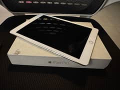 Ipad pro 9.7 inches 128 gb original box and charger