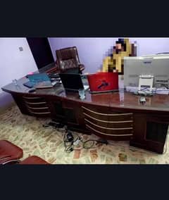 Office executive table in good condition