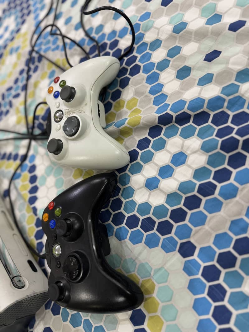 X box 360 Fat with 2 controllers 1