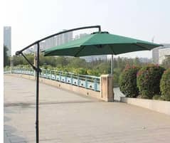 Side pole umbrella