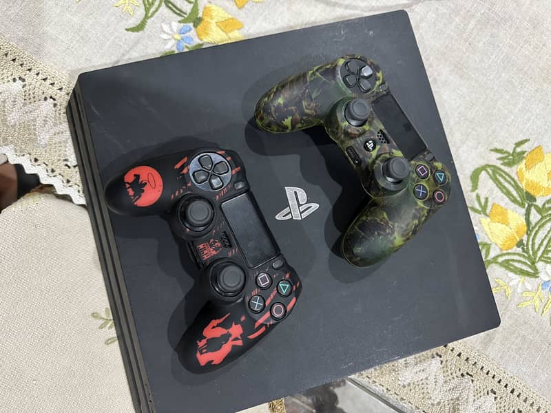 PS 4 pro 1 TB jailbreak 10/10 with box and 2 controller 0
