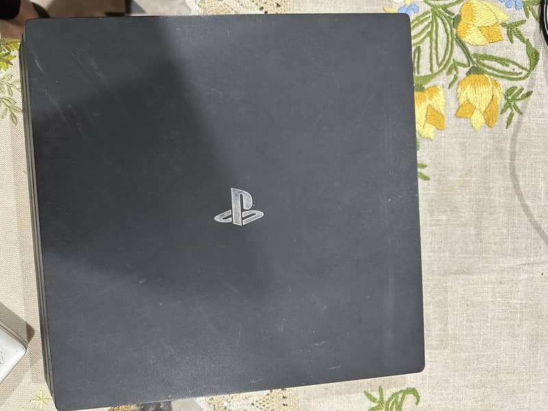 PS 4 pro 1 TB jailbreak 10/10 with box and 2 controller 3