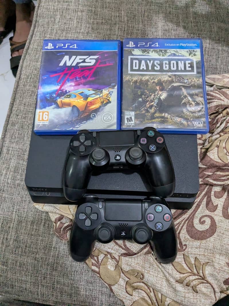 Ps4 slim with two controller 1