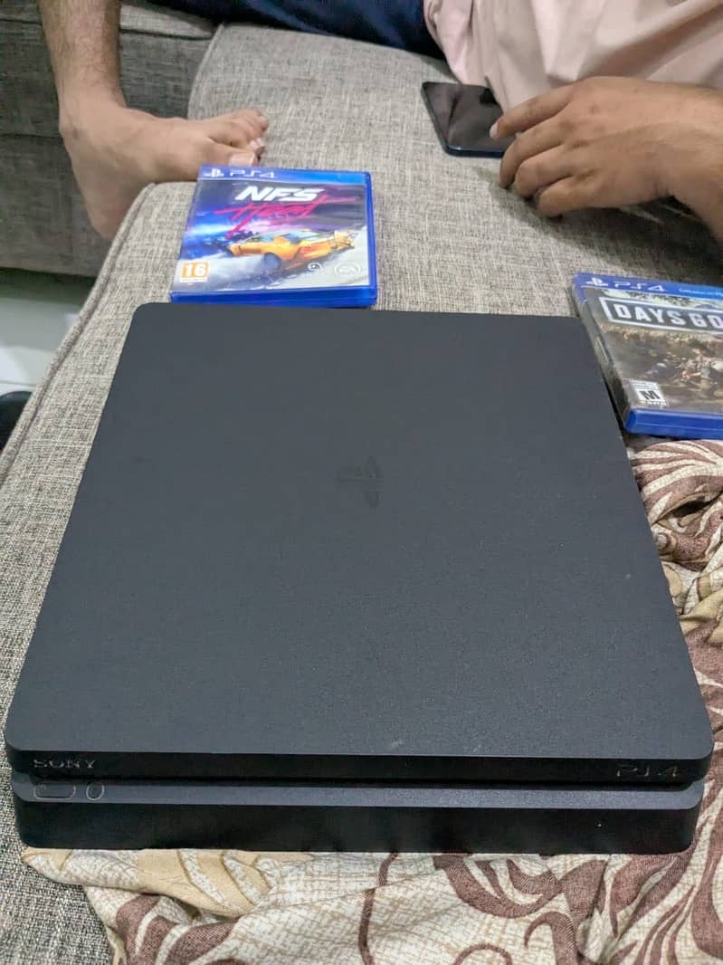Ps4 slim with two controller 2
