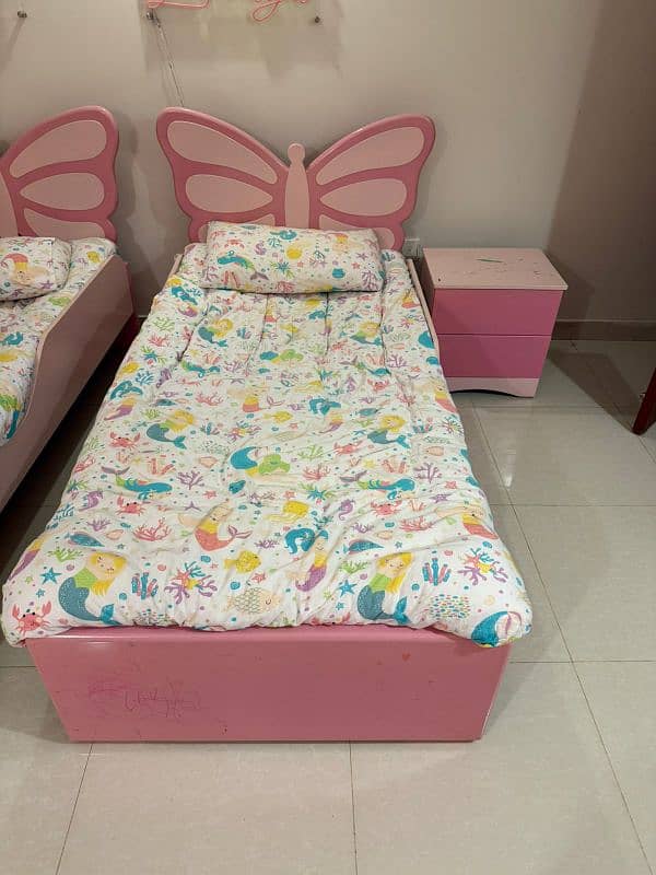 2 single beds in good condition with side tables and Mirror 4