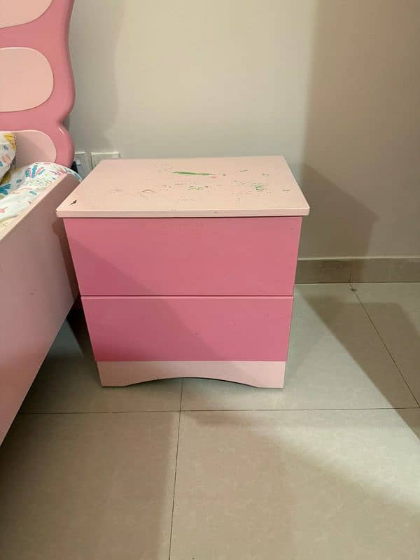 2 single beds in good condition with side tables and Mirror 5