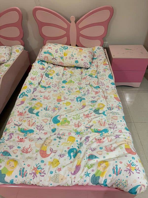 2 single beds in good condition with side tables and Mirror 6
