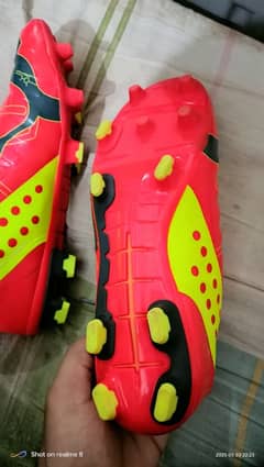 Football shoes UK 7.5