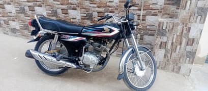 Honda cg125 Karachi namber 2end owner  bike Sirf service hogi