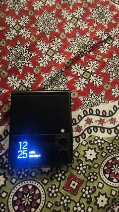 Z Flip 3 5G for parts. working condition lcd damaged