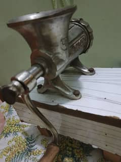 قیمہ بنانے والی مشین  meat grinder