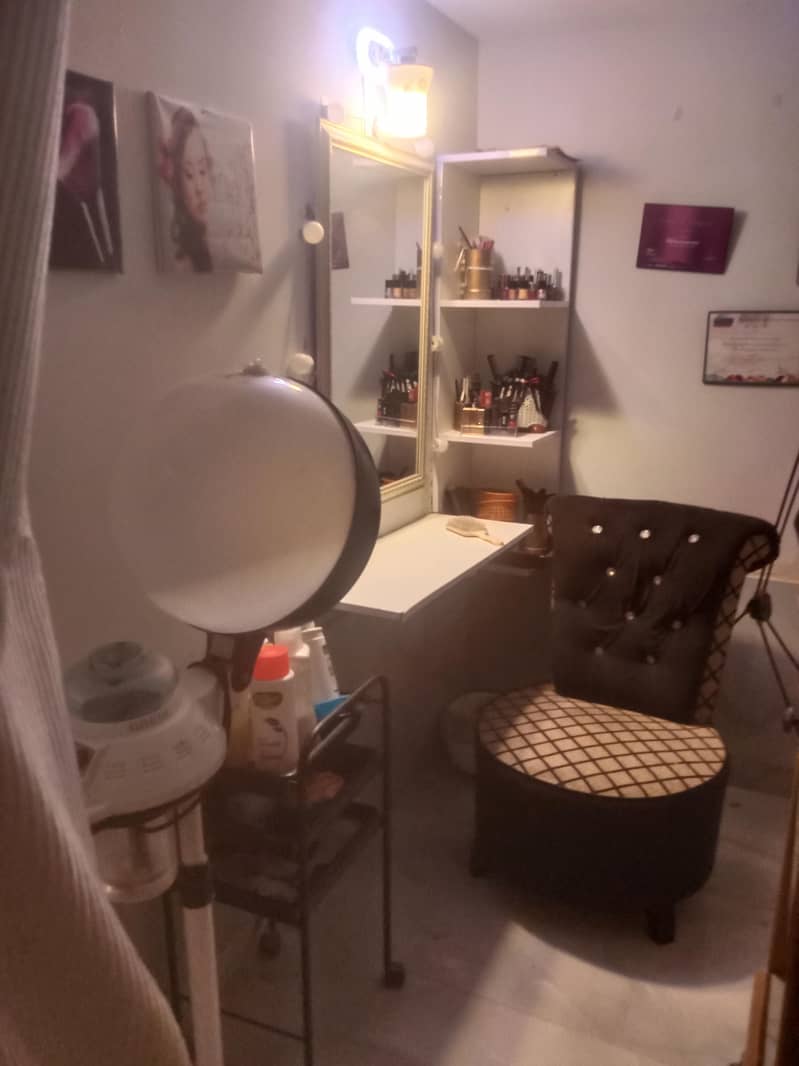 almost new 10/10 mirror with border frame 0