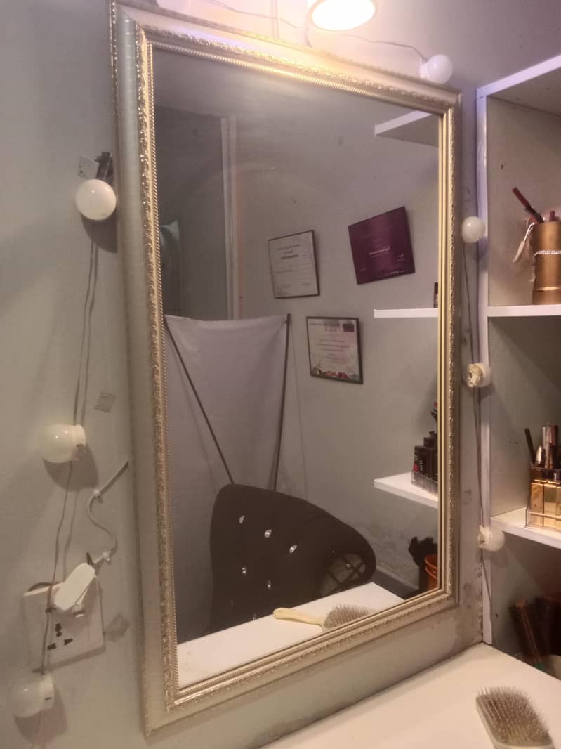 almost new 10/10 mirror with border frame 1