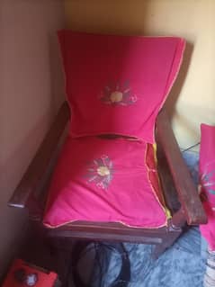 04 Chair and 01 Table for sale