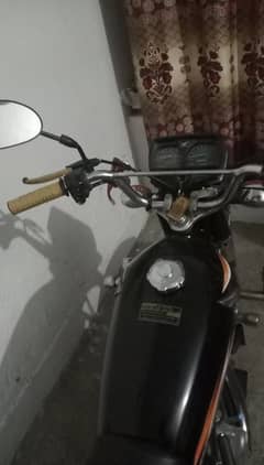 Honda 125 . bohot achi condition mai hy. marcha bhe ho sakta hy