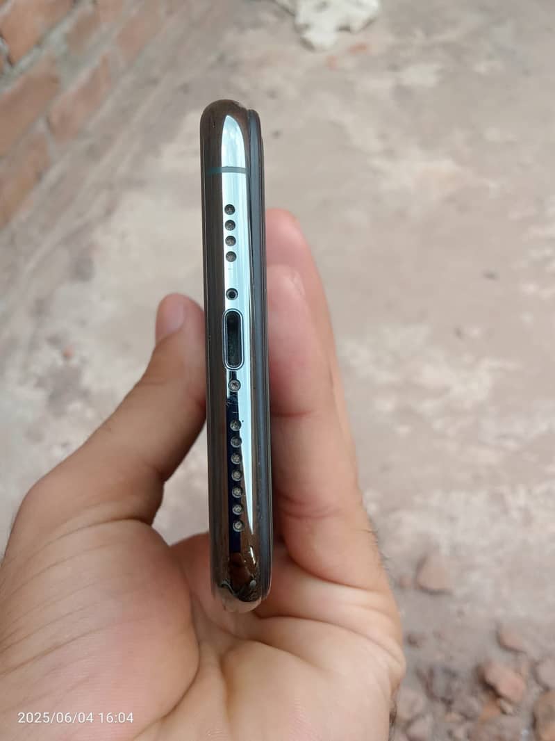 Iphone 11pro max 10\10 non pta factory unlock sim working glitch 1