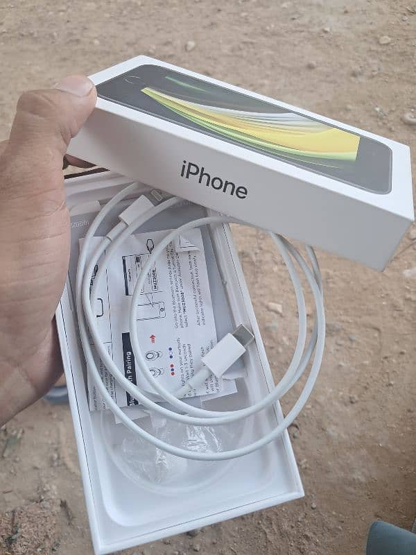 iphone Se 2020 10/10 condition with complete box also  in  warranty 1