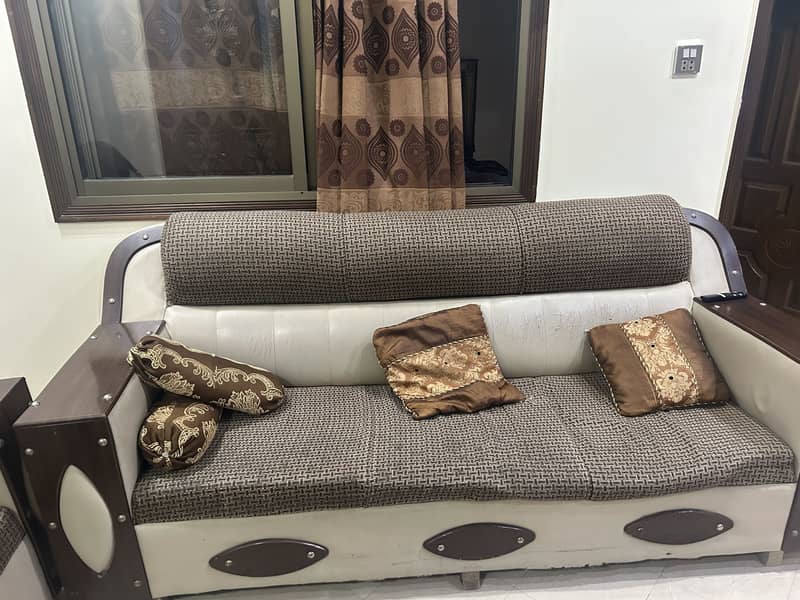 Three sofa set in normal condition 0