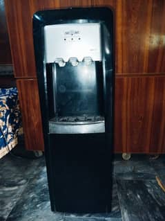 water dispanser with  Excellent condition 10/10