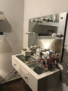 Dresser drawer verity with mirror and bulbs