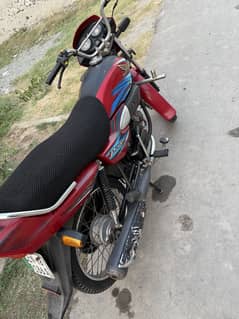 Honda prider 100 cc red color single hand use baik for sale