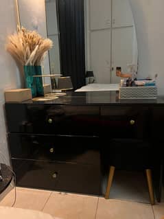 DRESSING TABLE WITH MIRROR