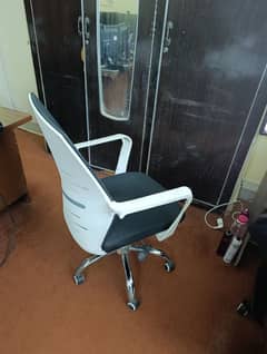 Comfortable Office Chair for Sale – Great Condition!