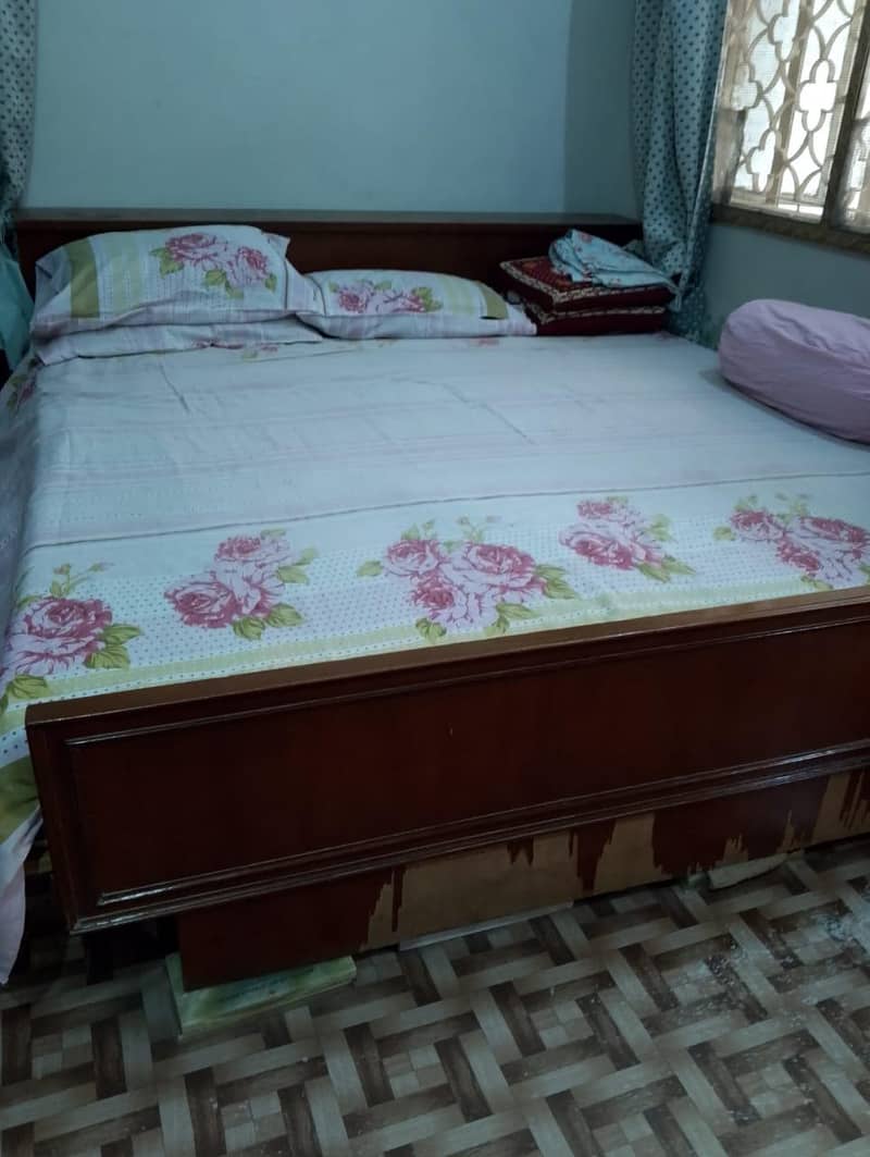 bed without metress  and one dressing table 0