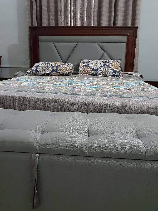 1 double bed 2 side tables with pafy and shukaish 4