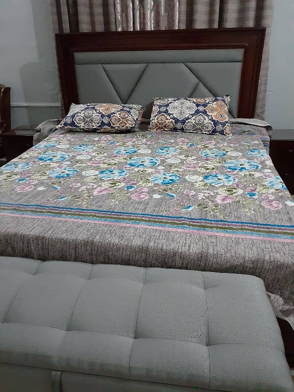 1 double bed 2 side tables with pafy and shukaish 5