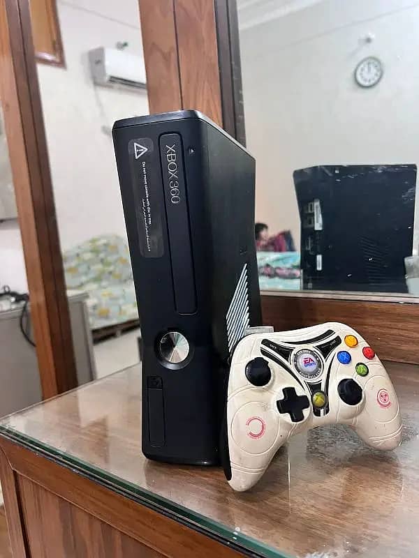 xbox 360 slim barely used with a special edition controller of EA 0