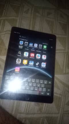 iPad 9th generation 64 GB all OK bas ik Bareek se line ha panel ma
