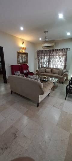 Big Parking Good Lawn House With Basement For Rent