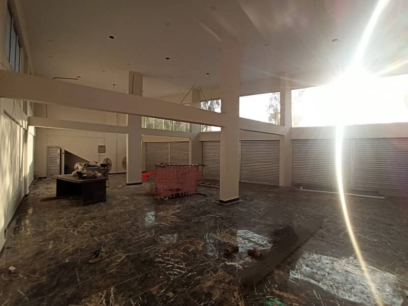 Showroom Available For Rent On Main Shahra E Qaideen 1