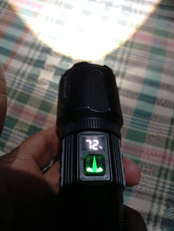 new multi-functioned LED flashlight 1