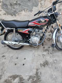 Black Honda 125 aanda peice