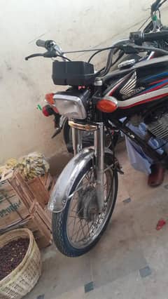 I am selling honda 125 model 15 register 16 ke ha