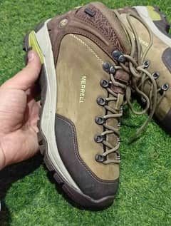 MERREL'S HIKING SHOES IN EXCELLENT NEW CONDITION