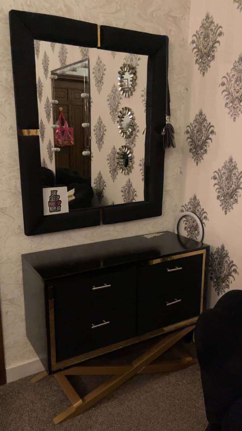 Condition good there’s just a bit of damage on the dressing table top 5