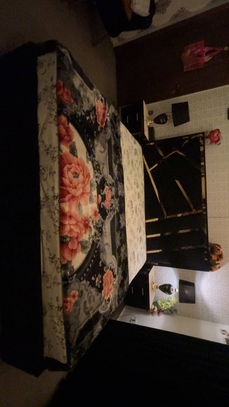 Condition good there’s just a bit of damage on the dressing table top 7