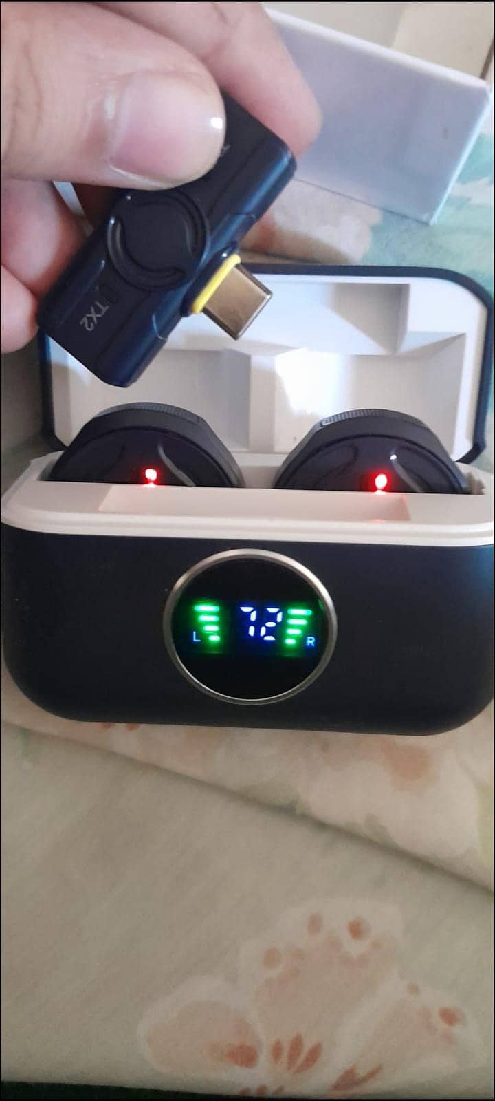 Insert and Ready-to-Use Wireless Microphone. Type-C 2
